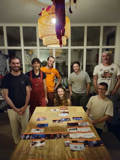Photo de groupe en fin d'atelier, la fresque terminée sur la table.